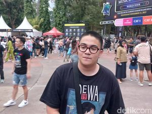 Umay Shahab Nonton Coldplay Pakai Baju Dewa 19