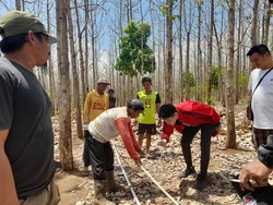 Warga Gotong Royong Perbaiki Pipa Air Terdampak Karhutla Banyuwangi
