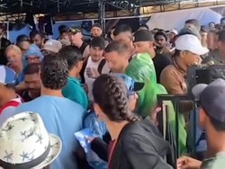 Turis Membeludak di Pintu Masuk Nusa Penida Saat Hujan