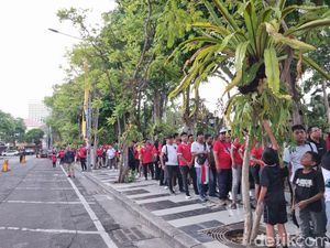 Mengularnya Antrean Suporter Timnas Tunggu Shuttle Bus di Balai Kota Surabaya Mengularnya Antrean Suporter Timnas Tunggu Shuttle Bus di Balai Kota Surabaya