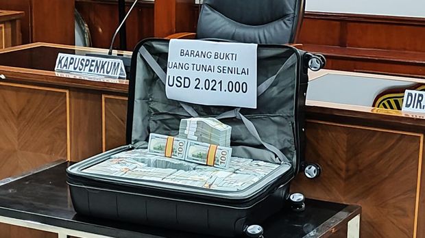 Tersangka kasus korupsi BTS 4G Kominfo, Achsanul Qosasi dan Sadikin Rusli, mengembalikan uang senilai USD 2.021.000 terkait kasus korupsi BTS. Uang itu diserahkan oleh pengacara keduannya kepada Kejaksaan Agung (Kejagung).