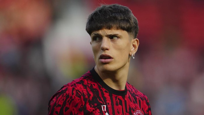Manchester Uniteds Alejandro Garnacho warms up before the English Premier League soccer match between Manchester United and Brentford at the Old Trafford stadium in Manchester, England, Saturday, Oct. 7, 2023.(AP Photo/Jon Super)