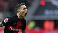 Alejandro Grimaldo, bek sayap kiri ini juga tajam. Sudah 11 gol dan 16 assist dikemasnya dari 43 laga (AFP)