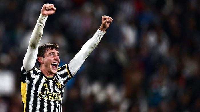Juventus Italian defender Andrea Cambiaso (C) celebrates after scoring a first goal for his team during the Italian Serie A football match Juventus vs Hellas Verona at the Allianz Stadium in Turin on October 28, 2023. (Photo by MARCO BERTORELLO / AFP)