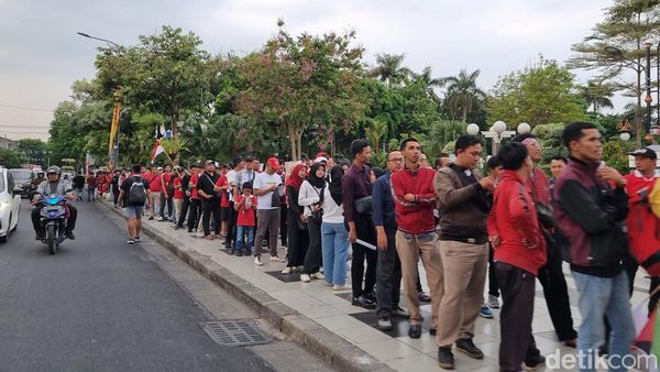 Antrean Suporter di Surabaya Menanti Shuttle Bus ke Stadion GBT