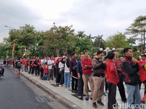 Antrean Suporter di Surabaya Menanti Shuttle Bus ke Stadion GBT