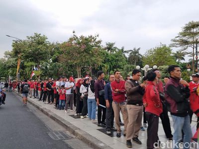 Antrean Suporter di Surabaya Menanti Shuttle Bus ke Stadion GBT