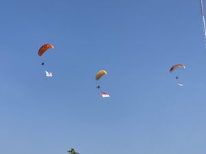 Atraksi Paramotoring Meriahkan Perayaan HUT Ke-78 Korps Brimob Polri