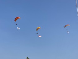 Atraksi Paramotoring Meriahkan Perayaan HUT Ke-78 Korps Brimob Polri