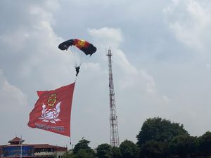Aksi Terjun Payung hingga Defile Pasukan Ramaikan HUT Ke-78 Korps Brimob
