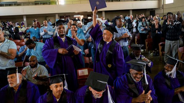 Bahagianya Narapidana di AS Dapat Gelar Sarjana