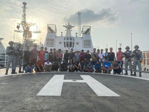 Bakamla Gagalkan Penyelundupan 30 Calon Pekerja Migran Ilegal ke Malaysia Bakamla Gagalkan Penyelundupan 30 Calon Pekerja Migran Ilegal ke Malaysia