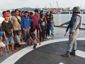 Bakamla RI Gagalkan Penyelundupan TKI Ilegal ke Malaysia Bakamla RI Gagalkan Penyelundupan TKI Ilegal ke Malaysia