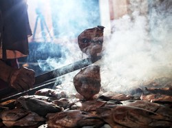 Nggak Boleh Asal, Begini Cara Mengasap Ikan Biar Meresap Sedapnya