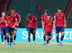 Gol pembuka pun didapatkan pada menit ke-10 lewat Igor Oyana. Dia membobol gawang Uzbekistan setelah menyambar bola rebound dari Roberto Martin. 1-0 Spanyol memimpin. Sembilan menit setelah gol pertama, Spanyol menggandakan keunggulan jadi 2-0. Roberto Martin mencatatkan namanya di papan skor setelah memanfaatkan bola hasil tembakan Marc Bramal.