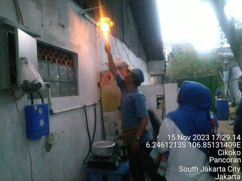 Biogas di peternakan sapi Cikoko Pancoran sudah mampu menyalakan kompor dan lampu. (Dokumentasi Pemkot Jaksel)