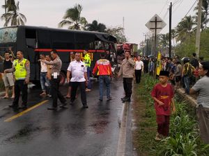 Bus Brimob vs Truk LPG, 6 Orang Luka Bus Brimob vs Truk LPG, 6 Orang Luka