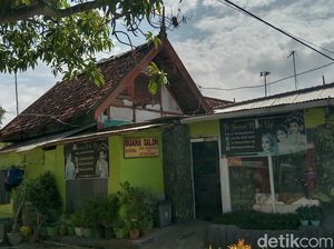 Perjuangan Sarkim Hidupi 8 Anak di Balik Eks Stasiun Indramayu