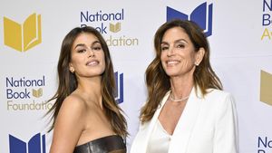 7 Potret Terbaru Kaia Gerber dan Ibu Cindy Crawford, Makin Bak Adik-Kakak