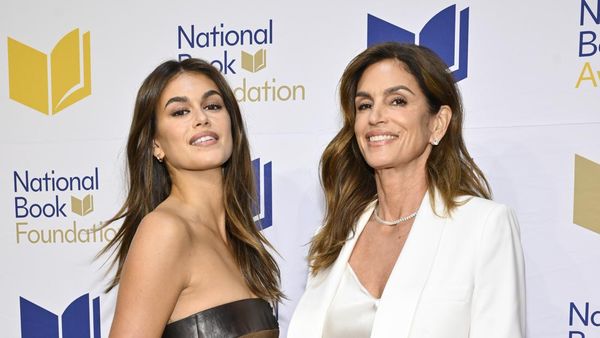 7 Potret Terbaru Kaia Gerber dan Ibu Cindy Crawford, Makin Bak Adik-Kakak