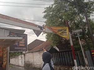Puting Beliung Ngamuk di Cianjur, Gerobak Rusak-Atap Kios Terbang Puting Beliung Ngamuk di Cianjur, Gerobak Rusak-Atap Kios Terbang