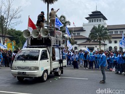 Usai Padati Flyover Kusumaatmaja, Buruh Menggelar Aski Depan Gesat