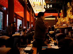 Doa Orang Tua di Korea Selatan untuk Anaknya Lulus Ujian Nasional