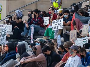 Dunia Hari Ini: Mahasiswa Yahudi dan Muslim Kampus AS Jadi Sasaran Kebencian