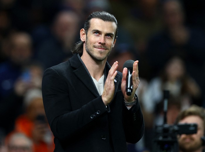 Gareth Bale Soccer Football - Premier League - Tottenham Hotspur v Chelsea - Tottenham Hotspur Stadium, London, Britain - November 6, 2023 Former player Gareth Bale on the pitch at half time Action Images via Reuters/Matthew Childs NO USE WITH UNAUTHORIZED AUDIO, VIDEO, DATA, FIXTURE LISTS, CLUB/LEAGUE LOGOS OR LIVE SERVICES. ONLINE IN-MATCH USE LIMITED TO 45 IMAGES, NO VIDEO EMULATION. NO USE IN BETTING, GAMES OR SINGLE CLUB/LEAGUE/PLAYER PUBLICATIONS.