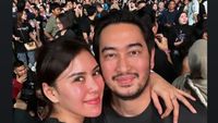7 Gaya Artis Nonton Konser Coldplay, Anya Geraldine Pose Mesra Dicium Pacar