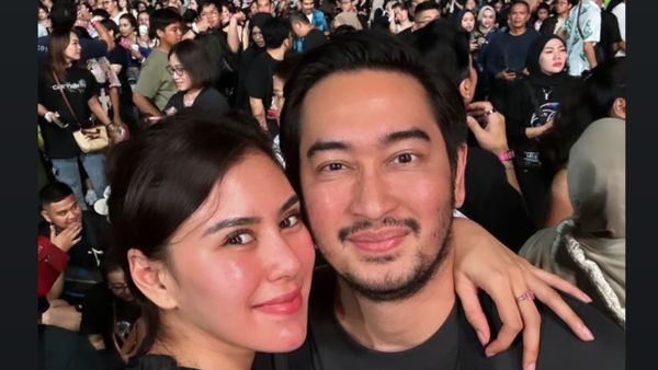 7 Gaya Artis Nonton Konser Coldplay, Anya Geraldine Pose Mesra Dicium Pacar