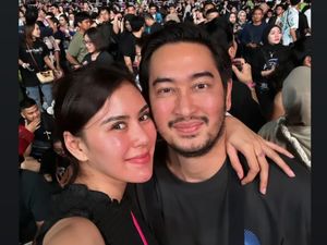 7 Gaya Artis Nonton Konser Coldplay, Anya Geraldine Pose Mesra Dicium Pacar