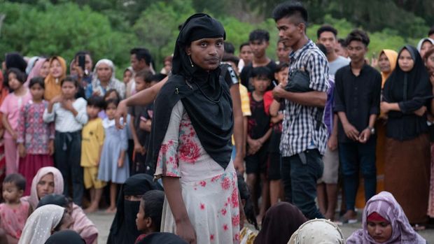 Sejumlah imigran etnis Rohingya beristirahat setelah terdampar di Desa Pasi Beurandeh, Kecamatan Batee, Kabupaten Pidie, Aceh, Rabu (15/11/2023). Sebanyak 146 orang imigran etnis Rohingya yang terdiri dari 44 orang laki-laki, 61 orang perempuan dan 41 orang anak-anak terdampar di pantai Desa Pasi Beurandeh.