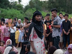 Dilarang Turun dari Kapal, Imigran Rohingya Buang Bantuan Warga Bireuen