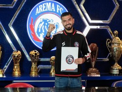 Benturan dengan Rekan Setim, Pemain Arema FC Dilarikan ke RS