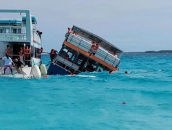 Kapal Pesiar Pengangkut Wisatawan Tenggelam, Penumpang Panik