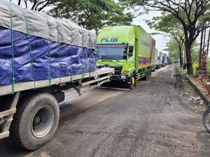 Berjam-jam Kejebak Macet di Pantura Pati, Sopir Pilih Matikan Mesin-Tidur Berjam-jam Kejebak Macet di Pantura Pati, Sopir Pilih Matikan Mesin-Tidur
