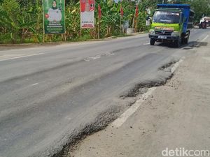 Waspada! Jalan Bayat-Cawas di Banyuripan Klaten Aspalnya Mletre