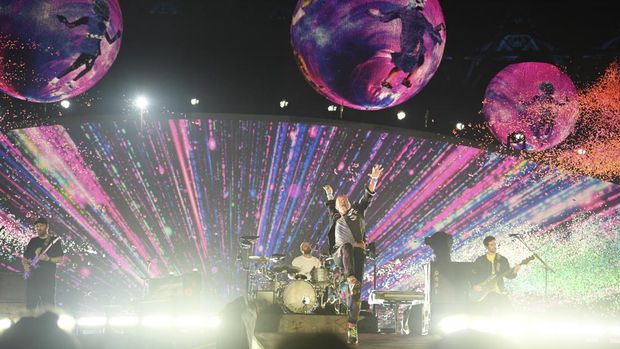 Konser Coldplay di Jakarta Grup band Coldplay beraksi saat membawakan hits andalannya dalam konser di Stadion Utama Gelora Bung Karno (SUGBK) Senayan, Jakarta, Rabu (15/11/2023). Konser grup band asal Inggris yang masuk dalam rangkaian tur dunia