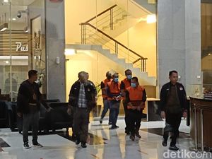 KPK Tahan 4 Orang dari OTT Bondowoso! KPK Tahan 4 Orang dari OTT Bondowoso!
