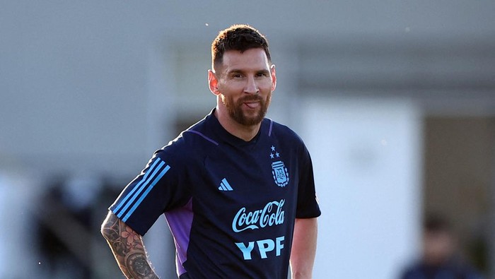 Soccer Football - World Cup - South American Qualifiers - Argentina Training - Lionel Andres Messi Training Ground, Buenos Aires, Argentina - November 14, 2023  Argentinas Lionel Messi during training REUTERS/Agustin Marcarian