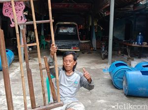 Asa Mang Koko Bertahan dengan Angklung 4 Meter di Pangandaran