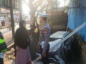 Fortuner Dikemudikan Mahasiswa Terperosok di Selokan Makassar