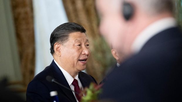 Momen Joe Biden Bertemu Xi Jinping Chinese President Xi Jinping speaks during a meeting with US President Joe Biden, not pictured, during the Asia-Pacific Economic Cooperation (APEC) Leaders' week in Woodside, California on November 15, 2023. Biden and Xi will try to prevent the superpowers' rivalry spilling into conflict when they meet for the first time in a year at a high-stakes summit in San Francisco on Wednesday. With tensions soaring over issues including Taiwan, sanctions and trade, the leaders of the world's largest economies are expected to hold at least three hours of talks at the Filoli country estate on the city's outskirts. (Photo by Brendan Smialowski / AFP)