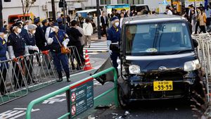 Momen Mobil Tabrak Pembatas Kedubes Israel di Tokyo