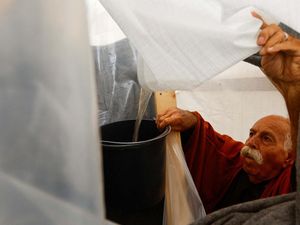 Momen Warga Gaza Tampung Air Hujan