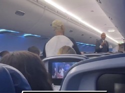 Peraih Nominasi Grammy Pede Nyanyi di Pesawat, eh Ditegur Awak Kabin