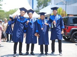 Pesan Pemain PSM Makassar Usai Wisuda S1 Manajemen di Universitas Bosowa