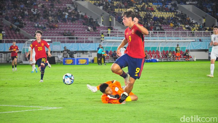 Pemain Spanyol U-17, Marc Guiu saat berhadapan dengan kiper Uzbekistan, Sobirov di Stadion Manahan Solo, Kamis (16/11/2023).