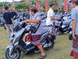 Hore! Pemkab Badung Bagikan 210 Motor Listrik untuk Pengurus Subak